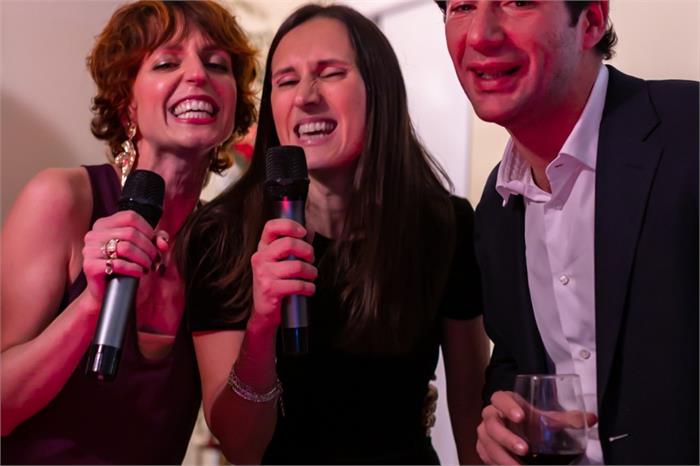 Cena cantata a Milano: il format più divertente per una serata cittadina